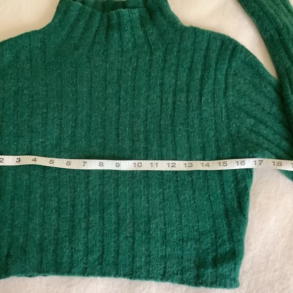 Emerald Green Cropped Sweater - Picture 4 of 8